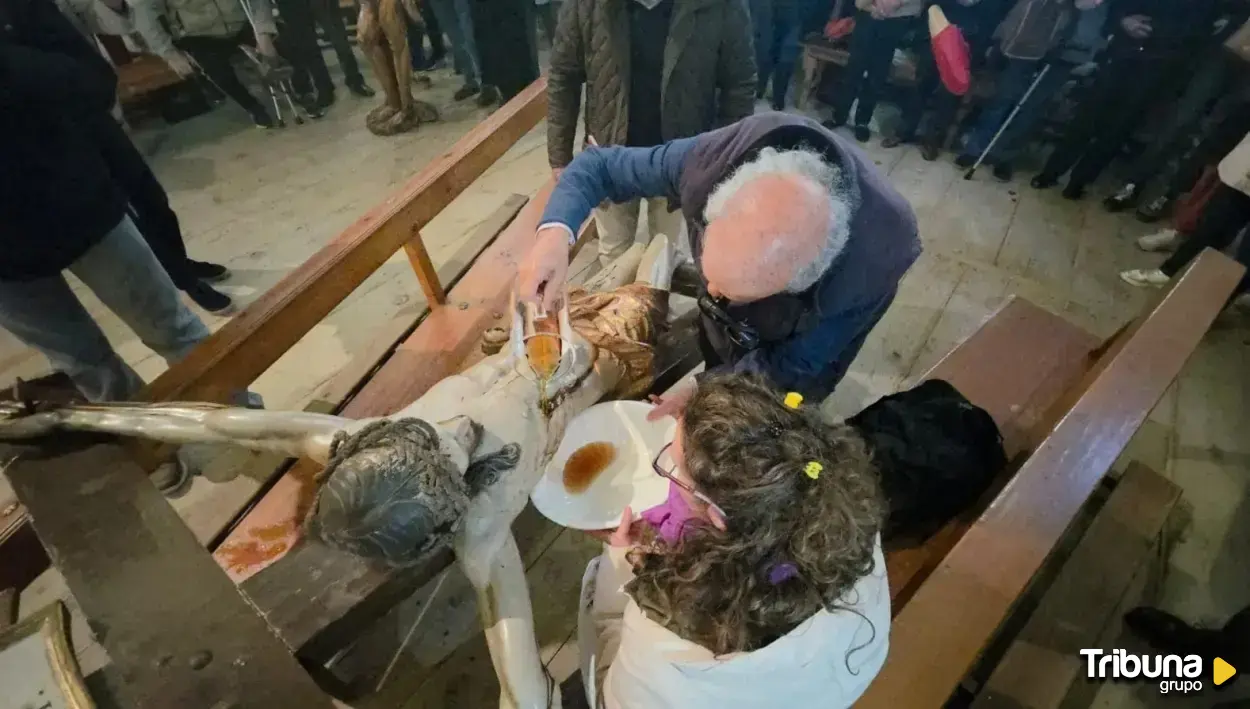 Alaejos lava con vino añejo las llagas de su Cristo de la Salud